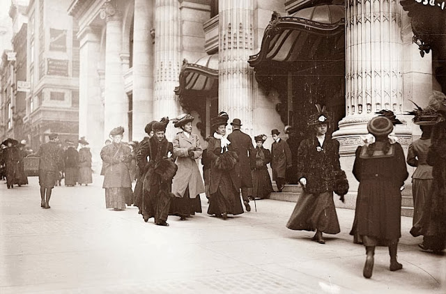 Christmas shoppers on street, New York, ca_ 1900s